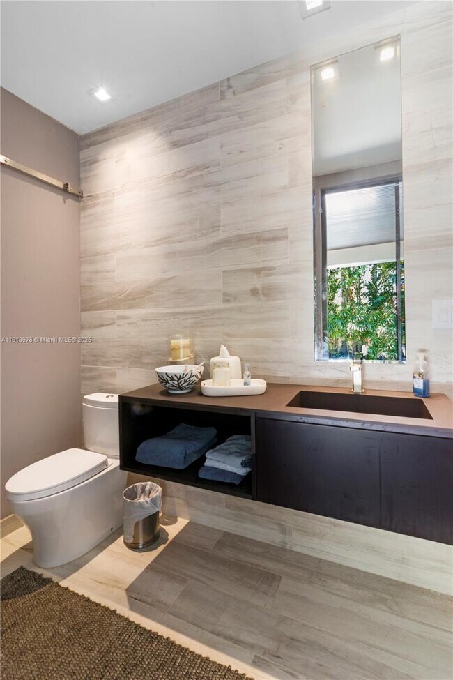 Building Photo - 3554 W Glencoe St