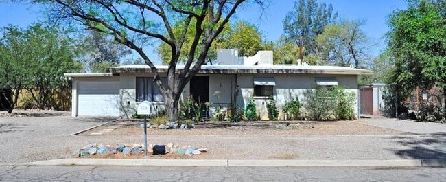 Building Photo - Ranch Style home in the Garden District