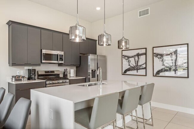 Building Photo - 7740 Sandy Ridge Dr