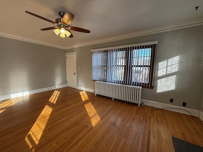 Building Photo - 104 6th Ave N