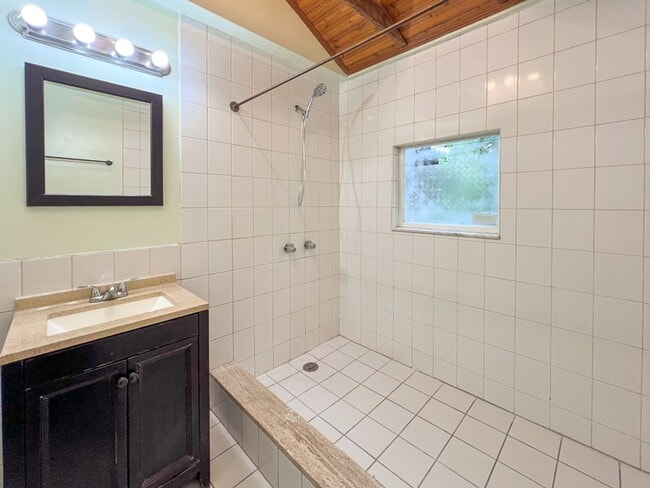 Building Photo - 2BR/1BA Pet Friendly Cottage off Waldo Roa...