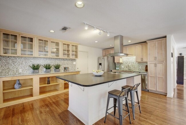 Building Photo - 1909 Winsted Ln