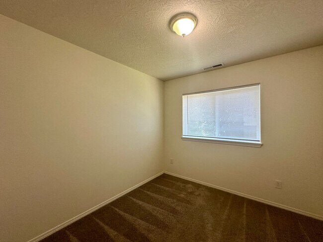 Building Photo - Large Three Bedroom Duplex in Keizer