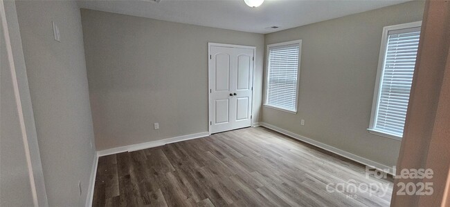 Building Photo - 1038 Albany Park Dr