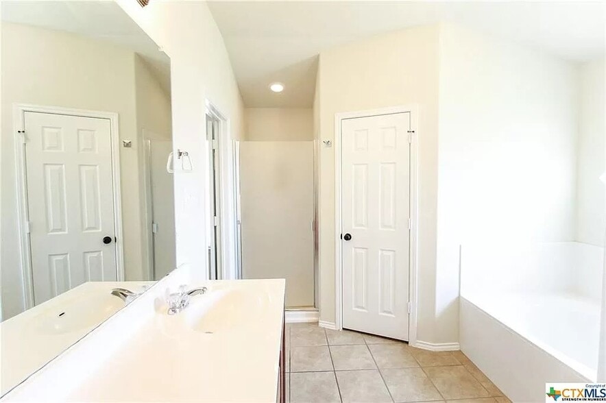 Building Photo - 1023 Sugar Brook Dr