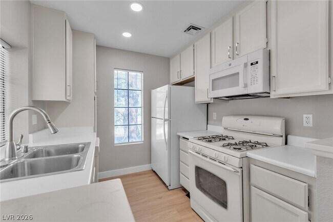 Building Photo - 4823 S Torrey Pines Dr