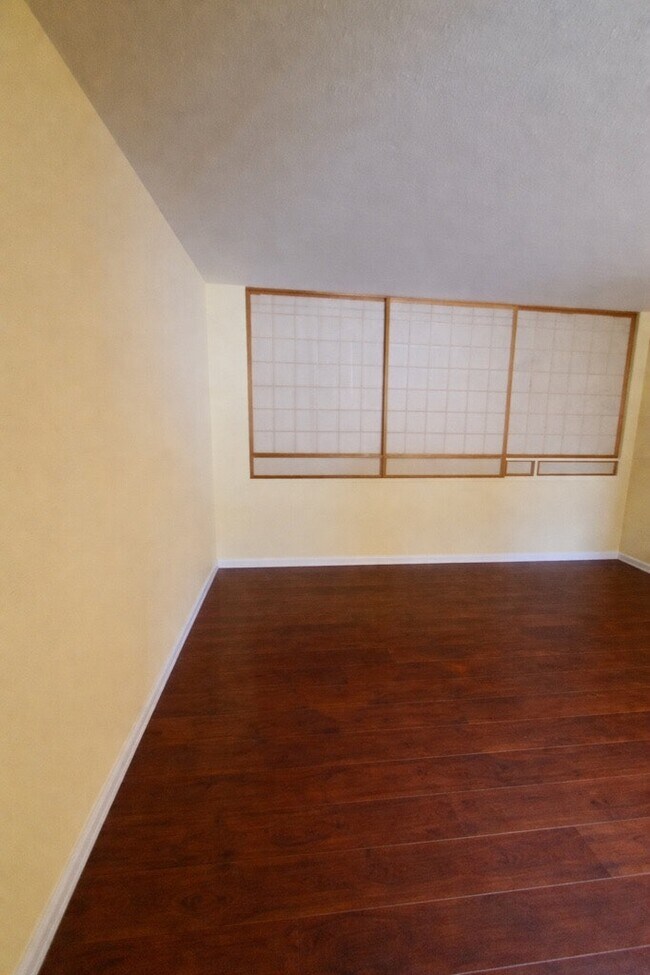 Building Photo - 206 2nd St