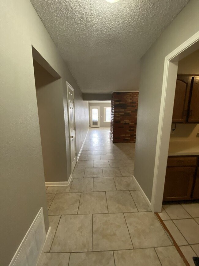 Building Photo - One Story, Union schools, New Paint and Carpet.