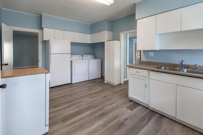 Building Photo - 725 7th Ave SE