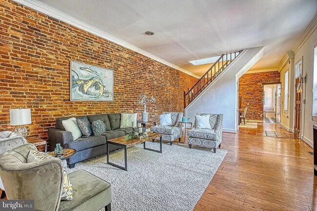 Building Photo - 400 E Cross St