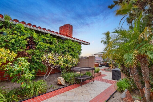 Building Photo - Amazing La Jolla North PB home with panora...