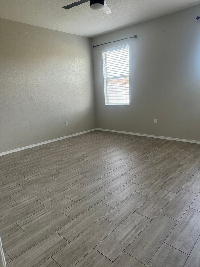Building Photo - Four bedroom two bath - BEAUTY!