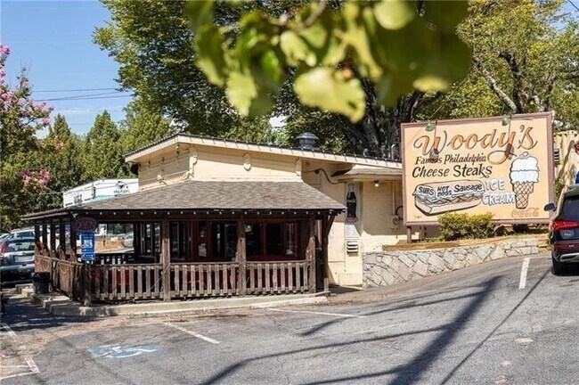 Building Photo - 722 Lakeview Ave NE