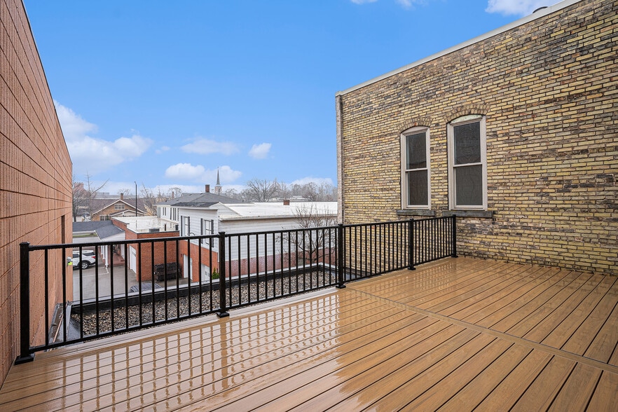 Building Photo - 32 E 8th St