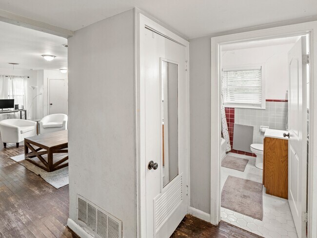 Building Photo - 6208 Walnut Hills Dr