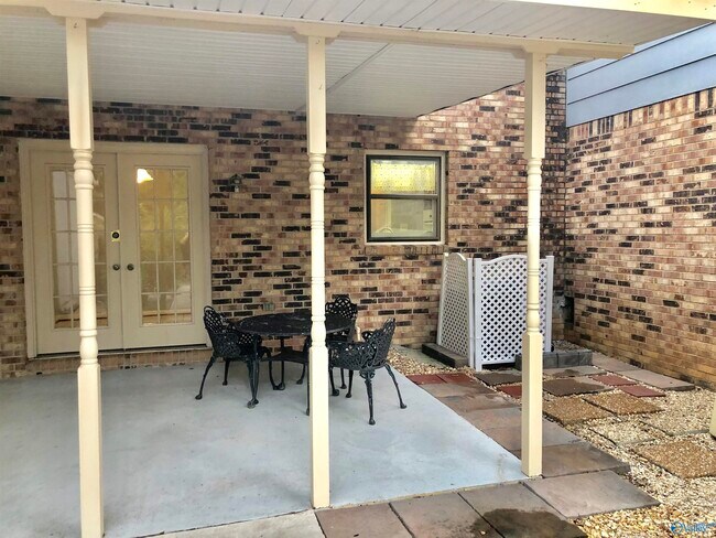 Building Photo - 337 Chateau Dr SW