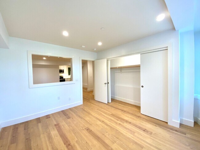 Building Photo - REMODELED 1BR in Haight! Yard Access. IN-UNIT LAUNDRY! DISHWASHER!