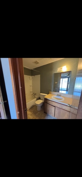 Building Photo - 2508 NE Dearborn Ave