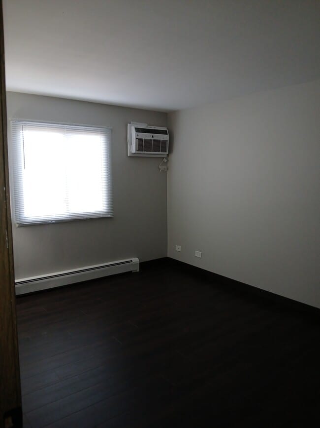 Masterbedroom 12x14 with thru the wall airconditioner - 15820 Orlan Brook Dr