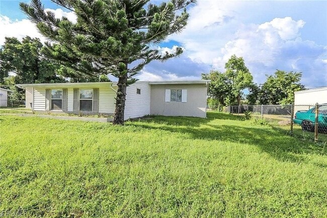 Building Photo - 305 Bougainvillea Rd W