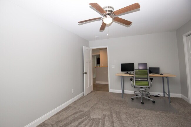 Building Photo - Charming 3-bedroom, 2.5-bath home nestled in the heart of Carthage