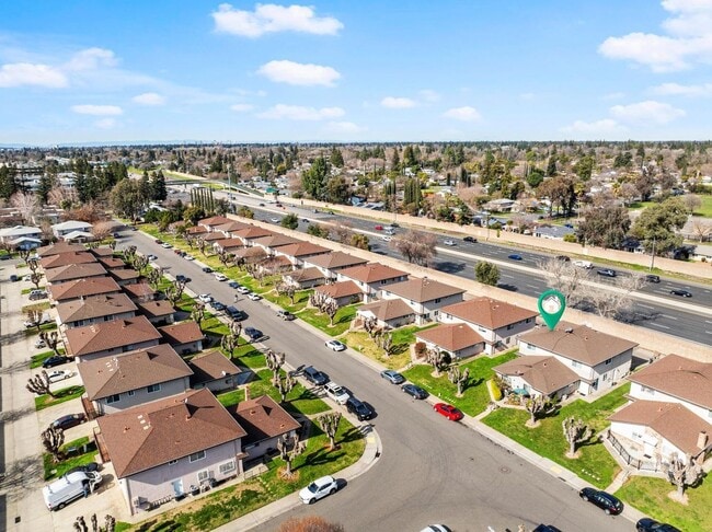 Building Photo - Remodeled 2 Bedroom Condo with Garage