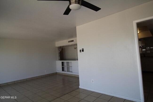Building Photo - 317 Thunderbird Dr