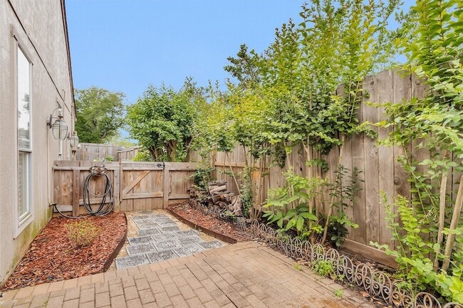 Building Photo - 11634 Southlake Dr