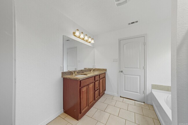 Building Photo - 17317 Crooked Oak Dr