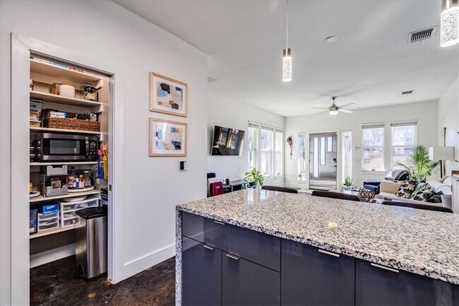 Building Photo - 1203 Cometa St