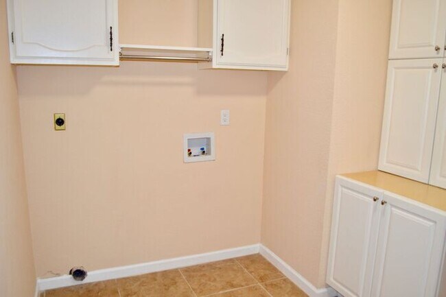 Building Photo - Beautiful 3 bed 2 bath home in a quiet nei...