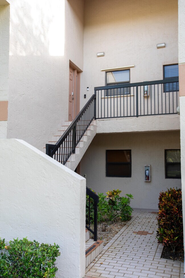 Building Photo - 2738 Carambola Cir S