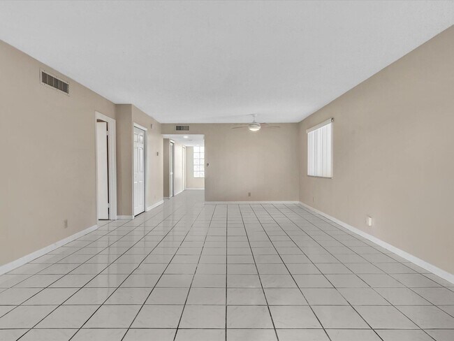Building Photo - 16252 Laurel Dr