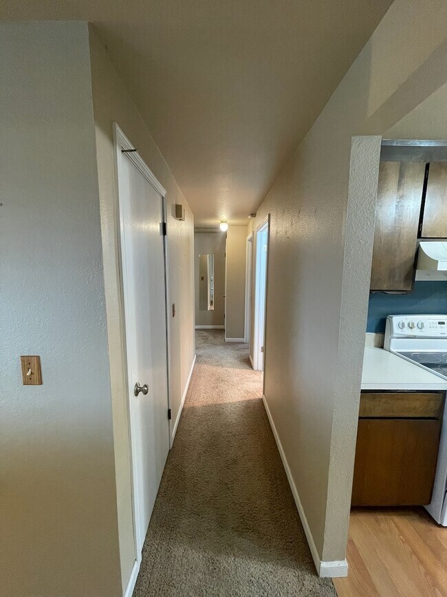 Building Photo - 1017 N Viewmont Dr