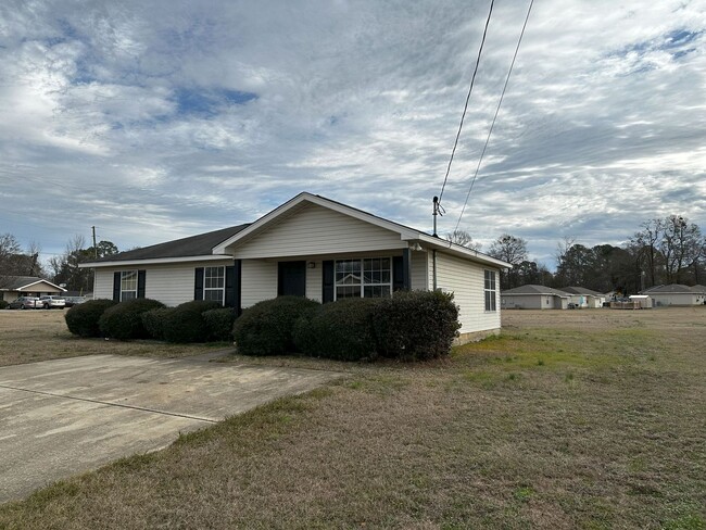 Building Photo - Charming 3-Bedroom, 2-Bathroom Home with L...