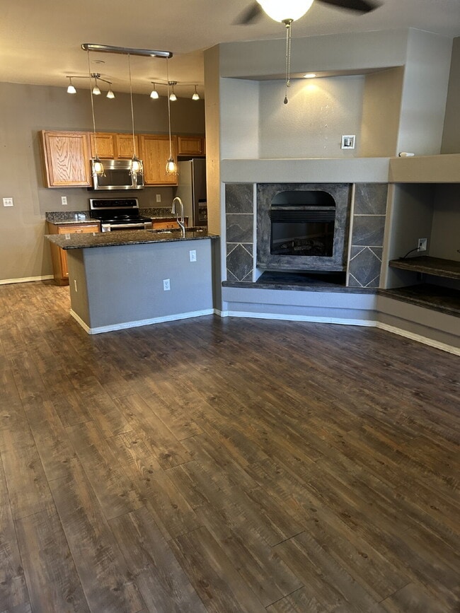 Building Photo - "Spacious 2-Bed, 2-Bath Condo Retreat in T...