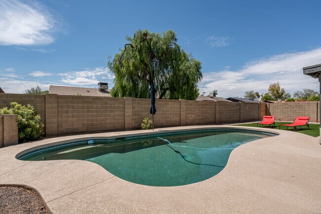 Building Photo - 951 W La Jolla Dr