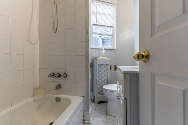 Building Photo - Charming 3-Bedroom with High Ceilings & Modern Updates