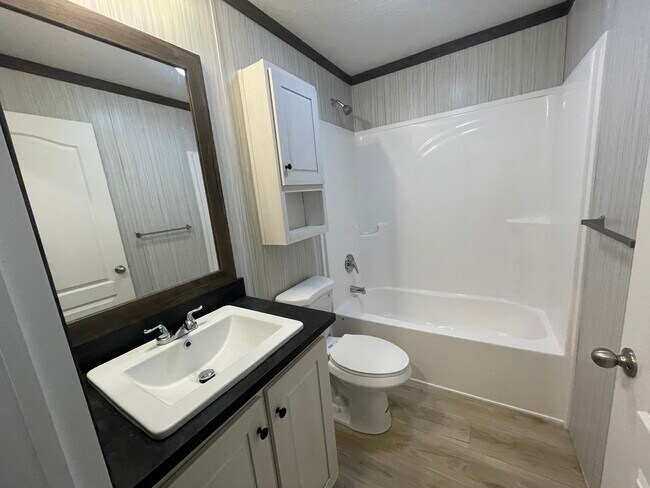 Building Photo - 245 Magnolia Pl