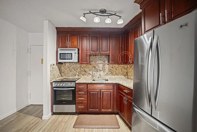 Building Photo - 25-40 Shore Blvd