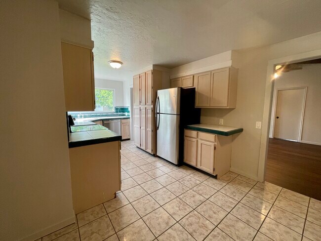 Building Photo - 325 W Center St