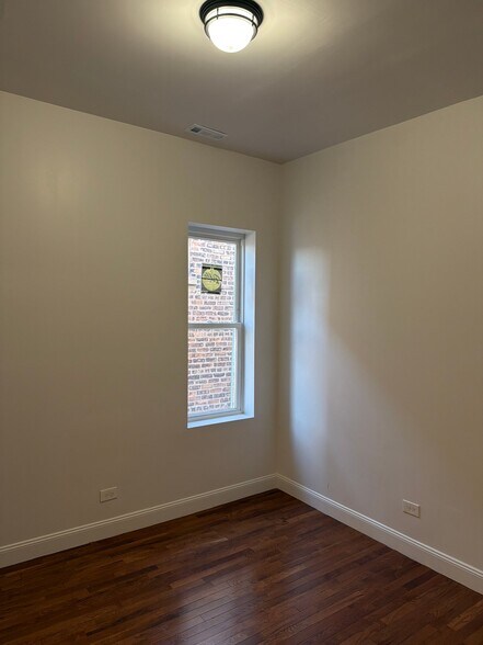 Building Photo - 1529 E 72nd St