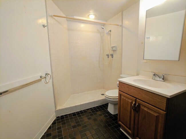 Building Photo - 750 Amana St
