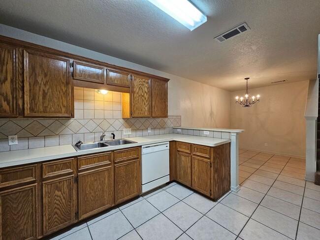 Building Photo - AVAILABLE NOW!