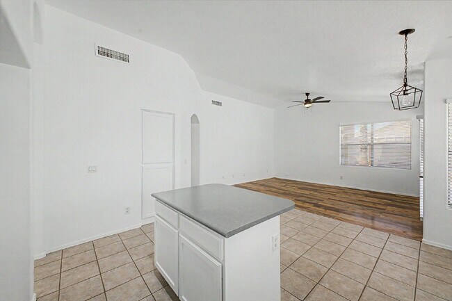 Building Photo - 12570 Desert Flower Rd