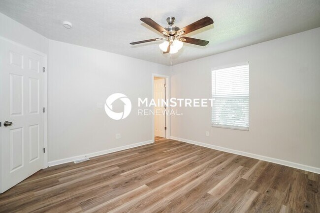 Building Photo - 3 Bedroom Pet-Friendly Home in COLUMBUS, OH with Main Street Renewal