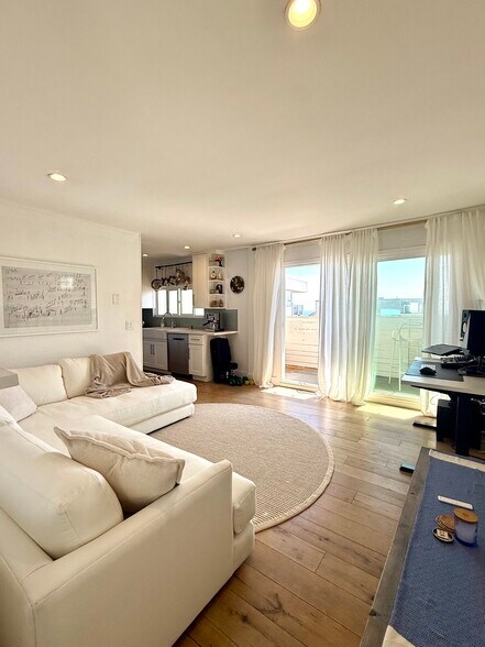 Building Photo - 3309 Bayview Dr