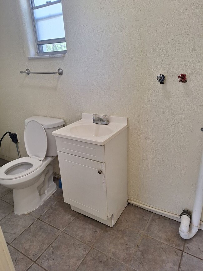 Building Photo - 2BR 1.5BA SINGLE FAMILY HOME-EDGEWATER
