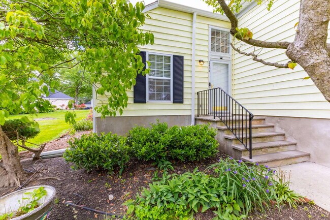 Building Photo - Spacious & Stylish 3-Bedroom Townhome in S...