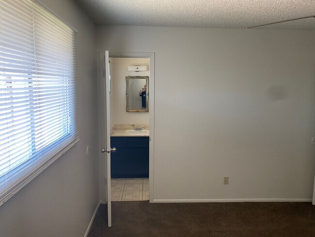 Building Photo - 3326 S Country Club Way